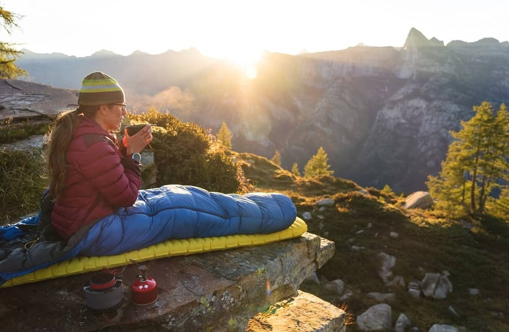 Comment bien préparer son couchage pour dormir dehors ?